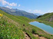 43 Distese di fiori dai fianchi della montagna alle rive del lago